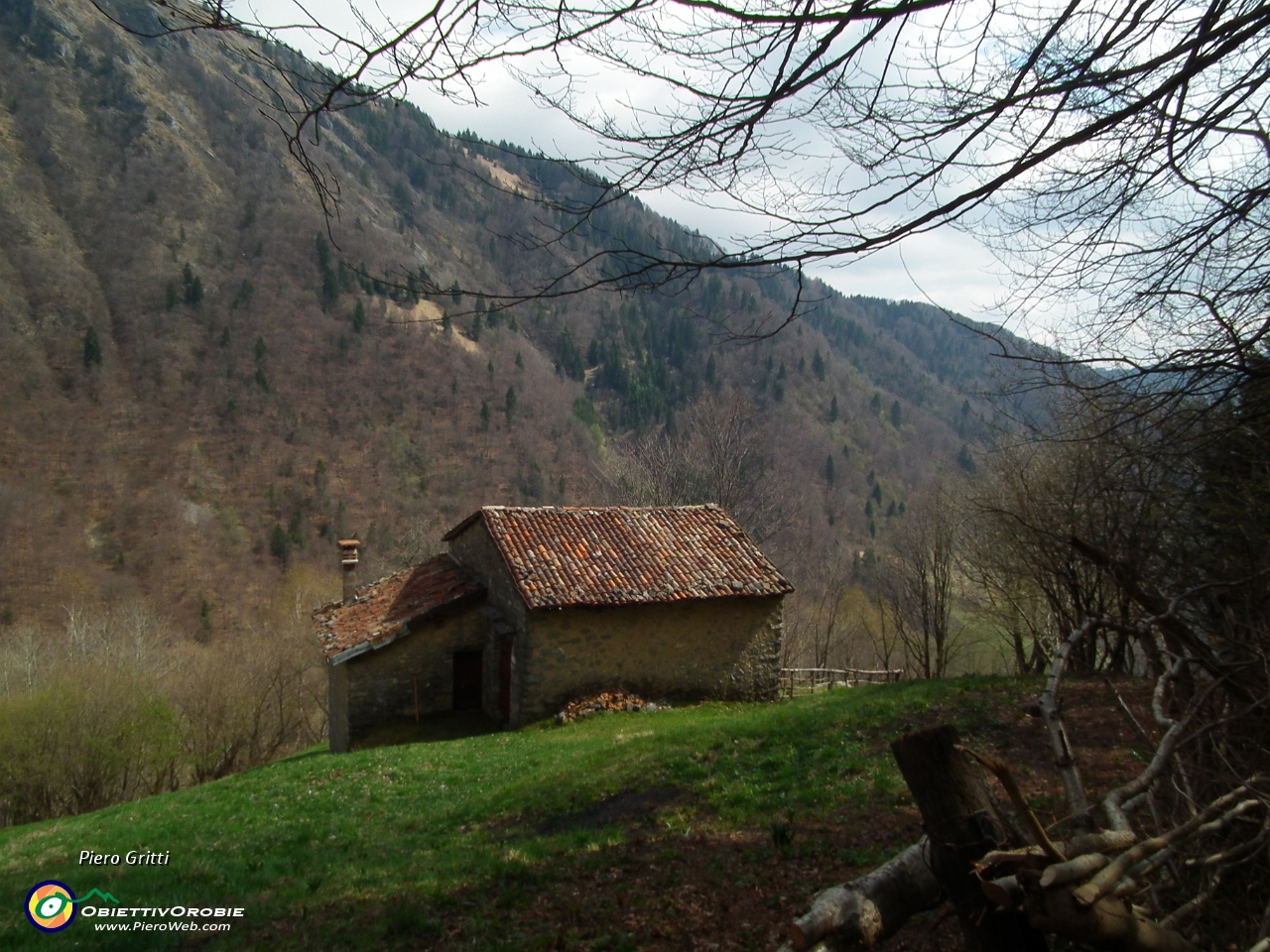 72 Baita-stalla sopra Pian Bracca.JPG
